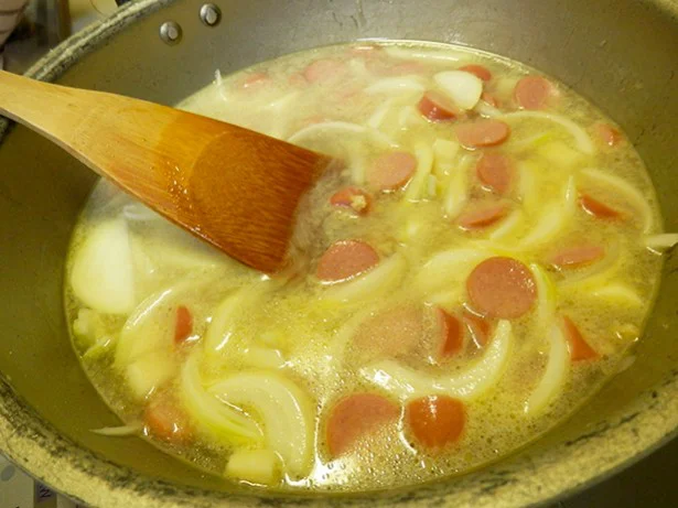 ソーセージ、じゃがいも、玉ねぎをスープで煮ます