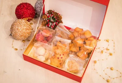 ちょっとつまむのに嬉しいサイズの焼き菓子がつめあわされた「クリスマスギフトbox」5000円。