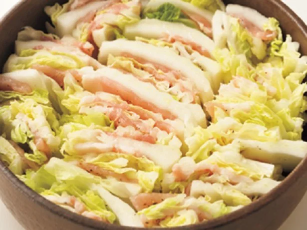 【写真を見る】白菜の間に豚肉をはさみ、5～6cm幅に切ったら、切り口を上にして立てて、鍋にきっちりと詰めていく