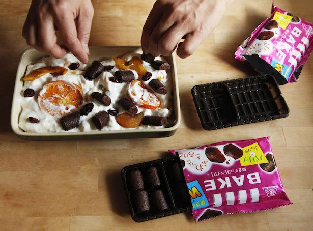 砕いたビスケットを底に敷いて、ドライフルーツを漬けたヨーグルトをのせ、焼きチョコBAKEを散らすだけ！