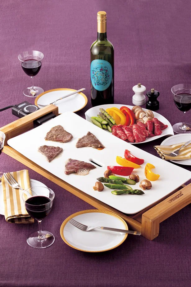 PRINCESSの「Table Grill Pure」。 20,000円　サイズ：幅  61.4×奥行き  22.2×高さ 7cm（台座含む）　付属品：スパチ ュラ6本