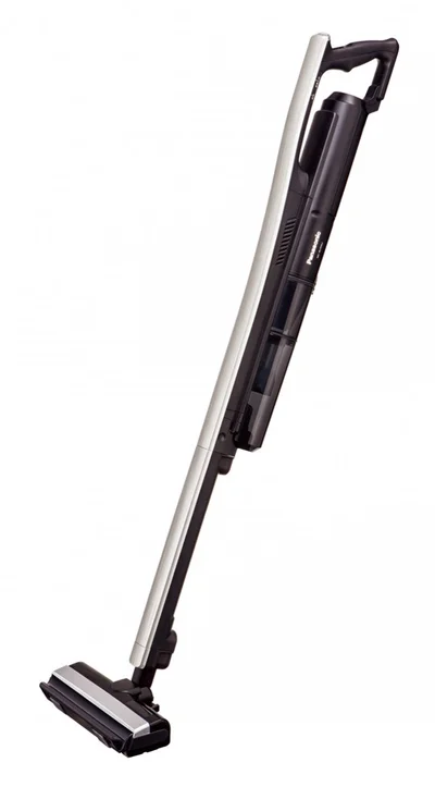 【写真を見る】パナソニックの「コードレススティック掃除機iT」。MC-BU500J　全3色 実勢価格：80,000円前後（編集部調べ） サイズ：幅25.2×奥行き15.3×高さ116cm（ステ ィック使用時） 
