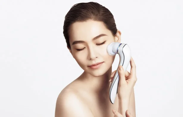 美肌をうむ至福の“洗顔ブラシ”で、一年がんばったお肌をいたわって