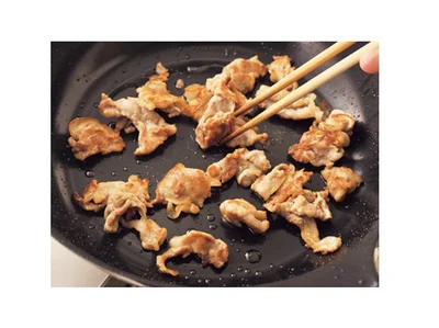 【写真を見る】肉を広げ入れたら、しばらくそのまま焼きつけ、しっかり焼き色をつけてコクをアップさせる