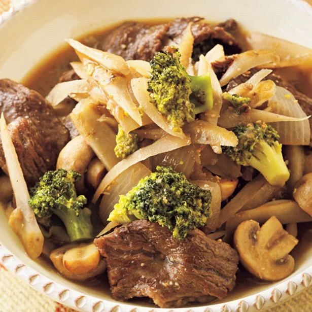 【夕飯レシピ】たったの15分で出来るリッチな煮込み料理「牛ごぼうのみそワイン煮」