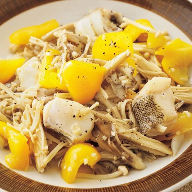 【夕飯レシピ】洗い物が少なくて済む、お手軽調理の「たらときのこのフライパン蒸し」