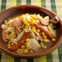 【夕飯レシピ】年越しそばの前の夕飯にぴったり！残った食材を使い切る「ソーセージと白菜の蒸し煮」