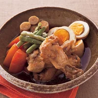 【夕飯レシピ】冷蔵庫の整理に！残っている根菜を使い切る「手羽元と根菜のコクうま煮」