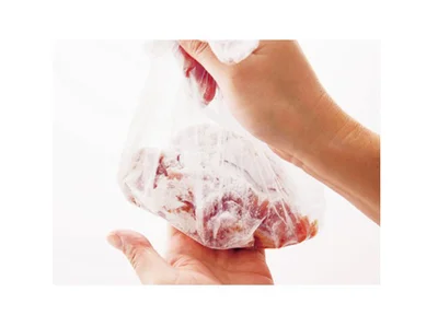 【写真を見る】ポリ袋で豚肉に片栗粉をまぶすと、手が汚れない。片栗粉には、カリカリ感をキープする効果も