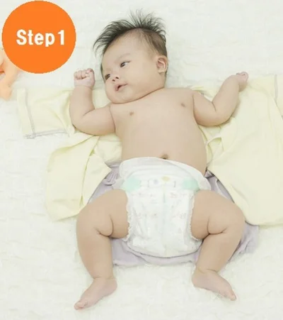 お着替えSTEP1・広げた服の上に赤ちゃんを乗せる。