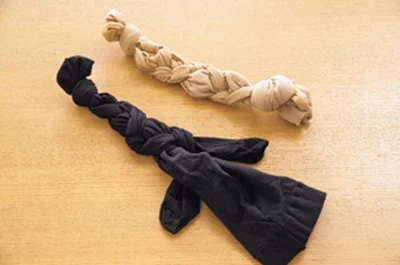 高橋さんが考案した「三つ編みストッキング」。はき古したストッキングで、蛇口をピカピカにできるなんて感激！