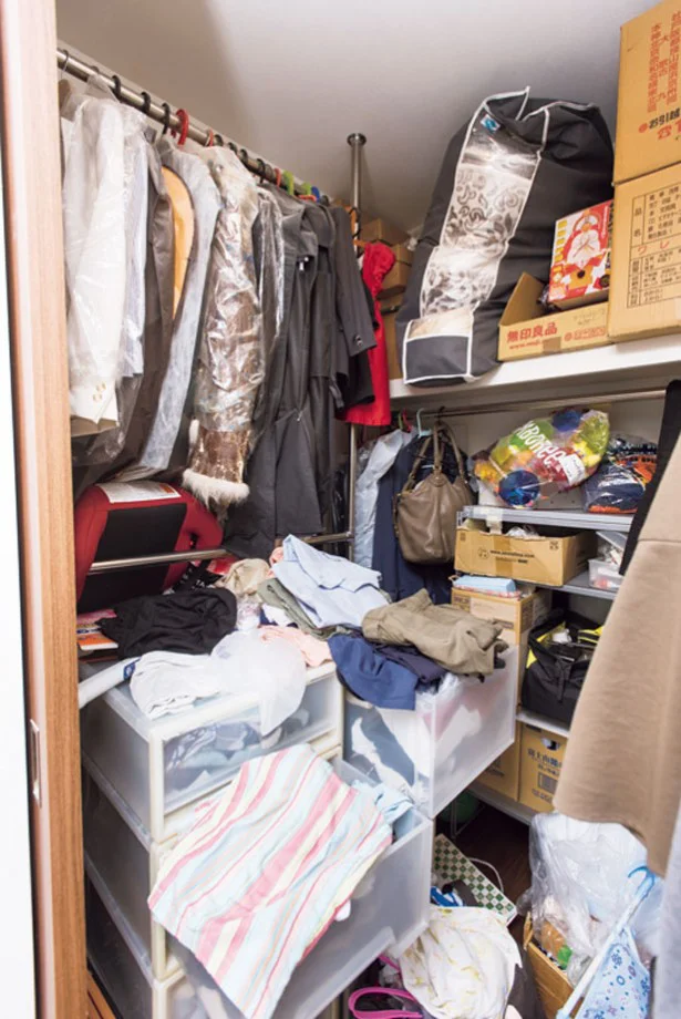 プロに教わる「汚部屋」改造：ウォークインクローゼットがすっきり！