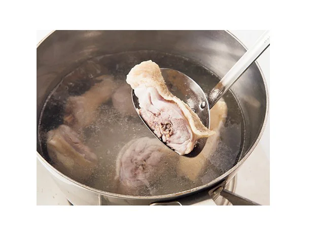 【写真を見る】骨つき肉はさっと湯通ししておくと、煮込んだときにアクが出にくい。白っぽくなる程度でOK