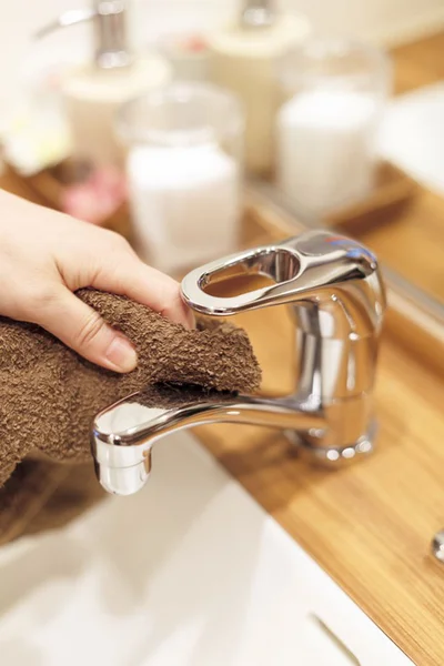 洗面所掃除の流れ その3続き/タオル交換のついでに、使っていたタオルで蛇口や鏡をから拭きして光らせる