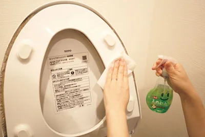 トイレ掃除の流れ その2/トイレ用洗剤などで便器を掃除する