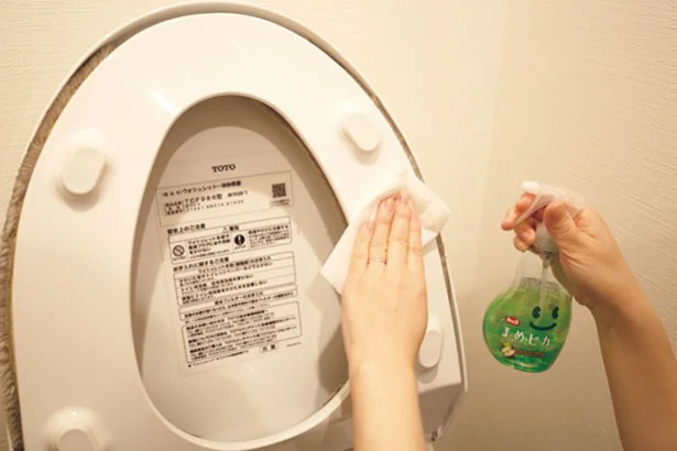 トイレ掃除の流れ その2/トイレ用洗剤などで便器を掃除する