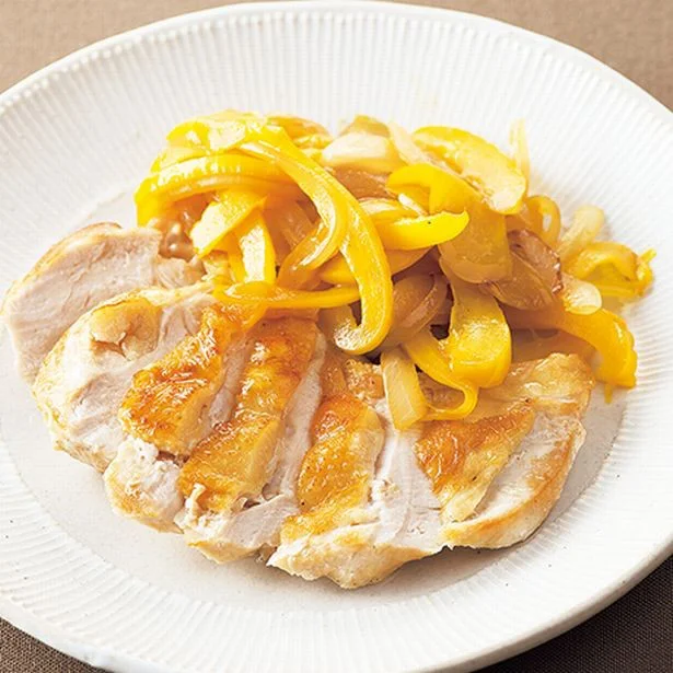 【夕飯レシピ】とりむね肉と野菜が一緒にとれる！食卓を彩る「とり肉のパプリカソテー添え」