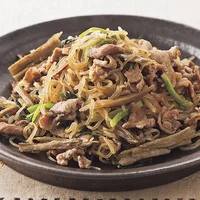 【夕飯レシピ】根菜料理のマンネリ解消！食物繊維たっぷりな「豚肉とごぼうの甘辛炒め煮」