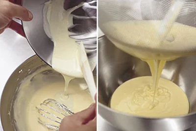 別のボウルにクリームチーズを入れて、泡立て器で混ぜ、卵、ヨーグルトを順に加えてそのつど混ぜる。2のチョコレート、薄力粉も混ぜ、ざるでこして、レモンの皮を混ぜ、型に流し入れる