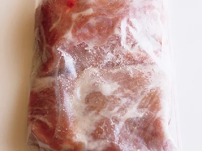 【写真を見る】豚肉を保存用密閉袋に入れ、下味の材料をすり込む
