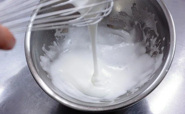 別のボウルに卵白、グラニュー糖の半量を入れて泡立て器で泡立てる。少しもったりとしたら残りのグラニュー糖を加えて混ぜ、五分立てにする