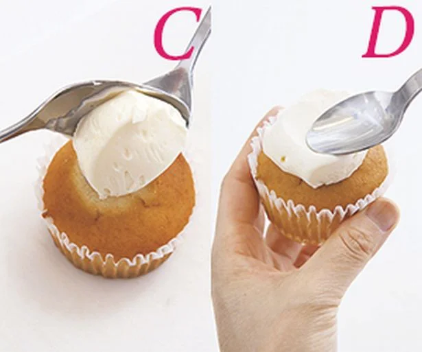 大きめのスプーンでバタークリーム1/5量を取って丸め、カップケーキにのせる（C）。小さめのスプーンの背で軽く押さえて広げ、平らにする（D）。