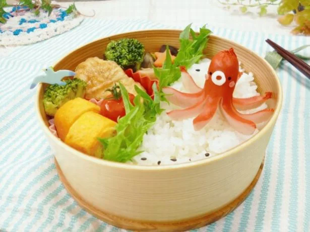 【キャラ弁】元祖キャラ「タコさんウインナー」をおしゃれに配置！ センスが光る「タコ飯」弁当