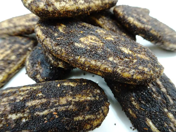 まるでウッドチップ！？  「ハッピーターン スパイシーショコラ味」の見た目が衝撃的すぎると話題に