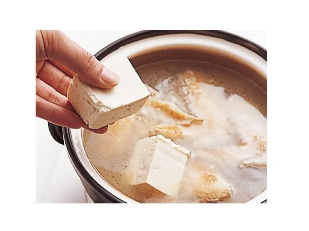 手羽先をじっくり煮てうまみが出たところに豆腐を入れ、スープを吸わせる