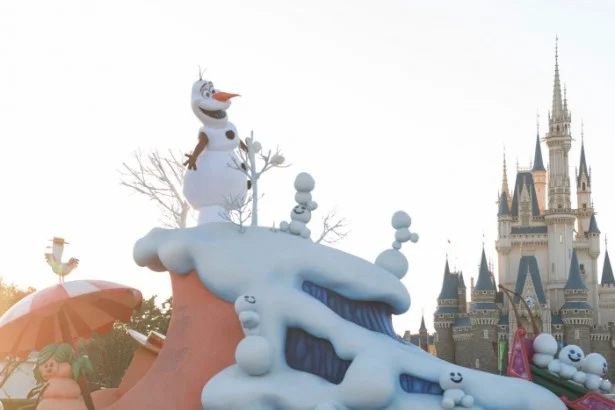 コミカルな動きもかわいい雪だるまのオラフ