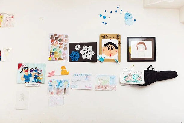 プロに教わる「汚部屋」改造。子どもの絵で埋まっていたリビングの壁がすっきり！