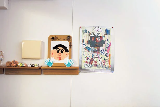 プロに教わる 汚部屋 改造 子どもの絵で埋まっていたリビングの壁がすっきり 画像2 2 レタスクラブ プロに教わる 汚部屋 改造 子どもの絵で埋まっていたリビングの壁がすっきり 画像2 2 レタスクラブ