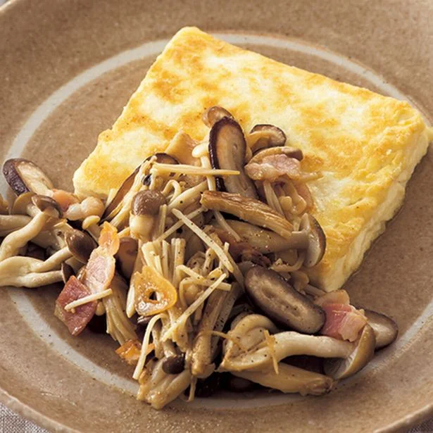 【減塩レシピ】素材のうまみを活かしたヘルシーメニュー「豆腐ステーキきのこ炒め添え」