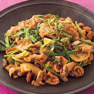 【時短レシピ】春を先取り！定番メニューに新しい食材を合わせて「豚肉とせりのキムチ炒め」
