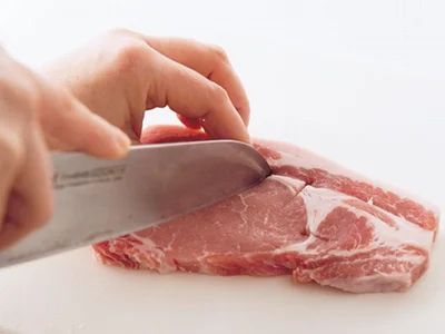 豚肉の筋のところに、2cmごとに包丁の先で深く切り目を入れると、焼いたときに肉が反らない