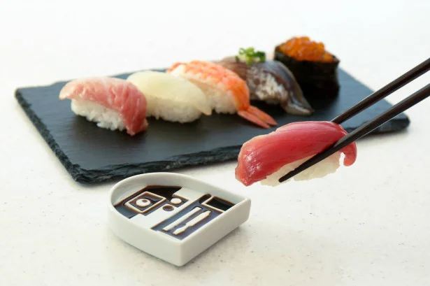 醤油を注ぐとダースベイダー登場！ 有田焼の醤油皿が斜め上すぎる発想