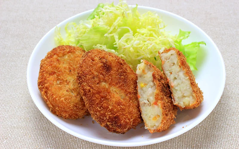 市販のおかずに生野菜をそのまま添えるだけで、栄養バランスもアップ。濃い味のおかずも口の中で薄めて食べることができる