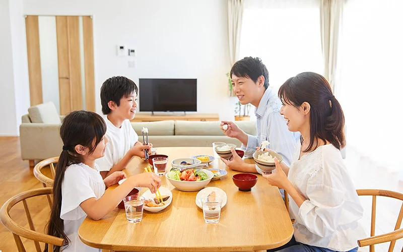 食事を出す家庭環境、食卓を囲む親子の会話、子供の受け入れ方などが子供の体と心のバランスのよい栄養につながる