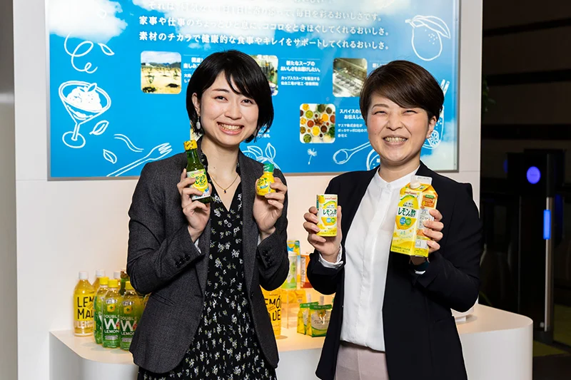 ポッカサッポロフード&ビバレッジ株式会社 レモン・プランツミルク事業本部事業企画部オールレモングループ リーダー 吉田真子氏(左)・主任 菊池紗弥伽氏(右)