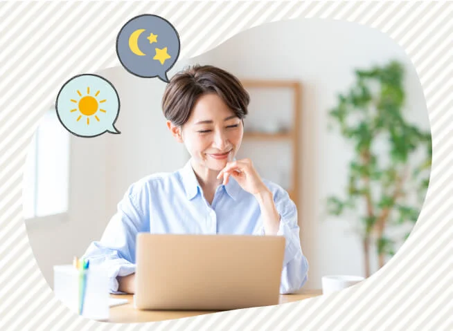 あごに手をあてながらパソコンに向かう女性