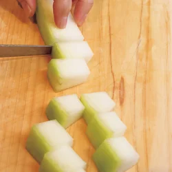 煮くずれるくらいがおいしいので、小さめに切る