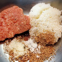 肉だねにご飯を入れて、モチモチの口当たりに