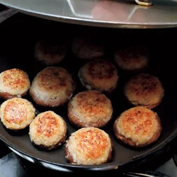 両面を色よく焼いてうまみを閉じ込め、蒸し焼きにする