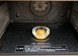 フラットテーブルの場合は、耐熱容器を中央に置く。