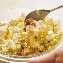 さつまいもは、薄く切りづらい端部分もおいしく活用！レンチンしてアイスに混ぜ、むだなく食べ切る