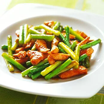 とり肉とにんにくの茎のみそ炒め