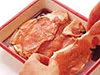 豚肉は１枚ずつ広げて下味をつける