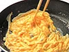 卵が半熟になったら火を止めて形を整える