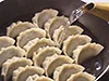 湯を入れて蒸し焼きにし、油をかけてパリッと焼く