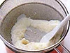 焦がさないように弱火で炒め、なめらかに仕上げる